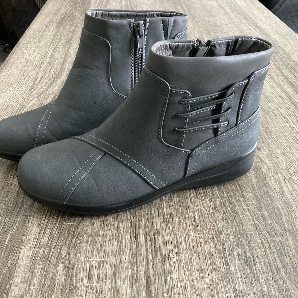 NWOT Easy Street comfort wave zip up ankle boots